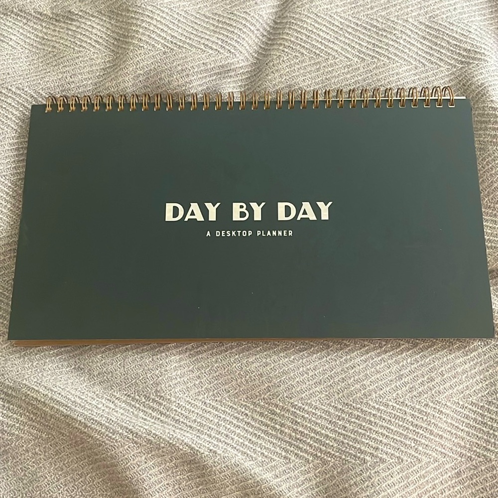 “Day by Day” spiral desk top planner in evergreen color 13x7 inches NWT